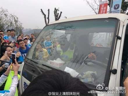 帅气交警神似何以琛被围拍导致交通拥堵