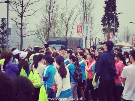 帅气交警神似何以琛被围拍导致交通拥堵