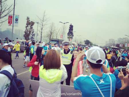 帅气交警神似何以琛被围拍导致交通拥堵