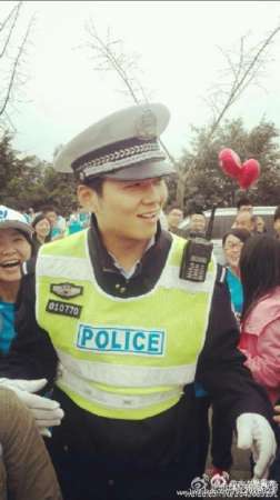 帅气交警神似何以琛被围拍导致交通拥堵