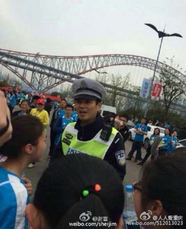 帅气交警神似何以琛被围拍导致交通拥堵
