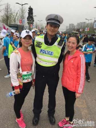 帅气交警神似何以琛被围拍导致交通拥堵
