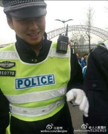 帅气交警神似何以琛被围拍导致交通拥堵