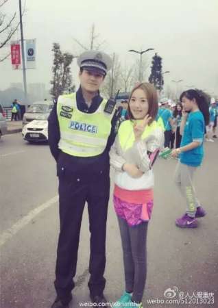 帅气交警神似何以琛被围拍导致交通拥堵