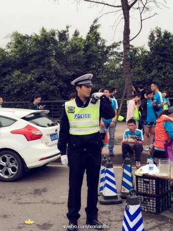 帅气交警神似何以琛被围拍导致交通拥堵