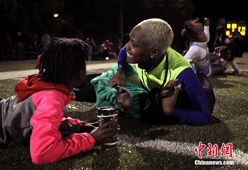 美国一高中球场外发生枪击事件 学生四处逃散