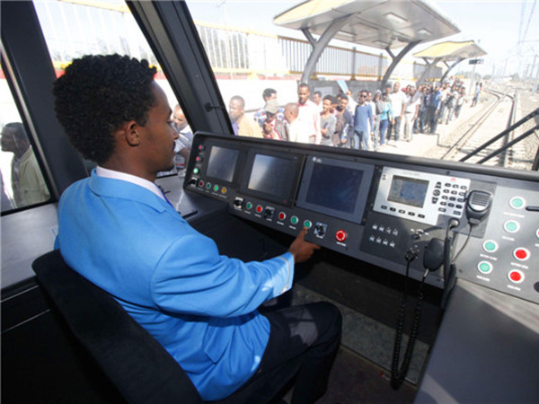 图为埃塞籍司机特沃德罗斯在驾驶轻轨列车。