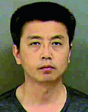 黄锡文现年55岁，化学工程师，1998年进入亚拉巴马州奥本大学化学工程系攻读博士学位，后入籍美国，定居北卡罗来纳州夏洛特市。 　　检方指控黄锡文利用在美窃取的商业机密和知识产权为他及他在中国任职的企业谋利，犯罪时间从2006年开始，直至今年5月返回美国时被捕。