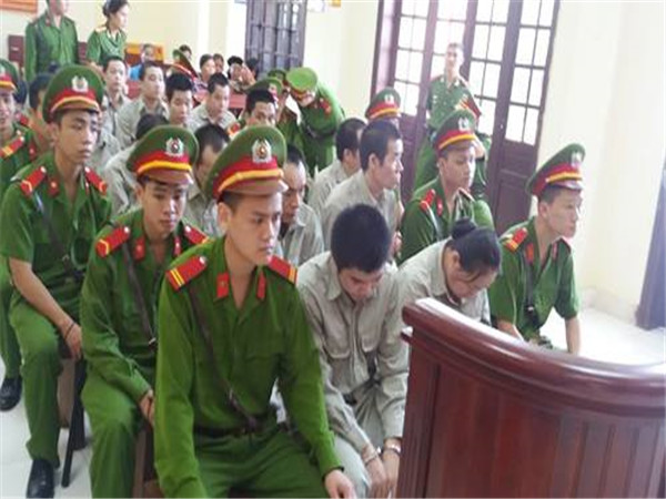 图为这起特大跨国团伙贩毒案庭审现场。