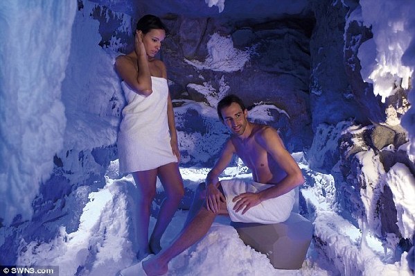 迪拜人工造雪生意火爆 单间雪房费高达175万元