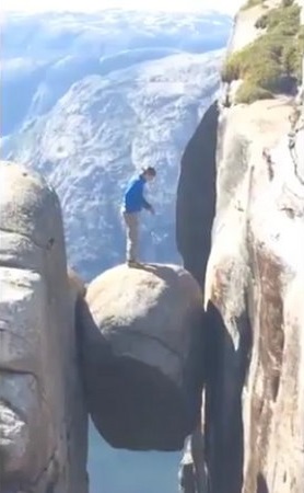 男子悬千米高空在挪威&ldquo;奇迹石&rdquo;上打高尔夫（图）