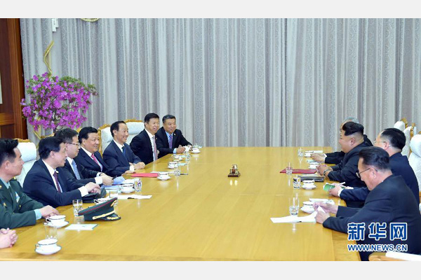 10月9日，中共中央政治局常委、中央书记处书记刘云山在平壤百花园迎宾馆会见朝鲜劳动党第一书记金正恩。 新华社记者 李涛 摄 