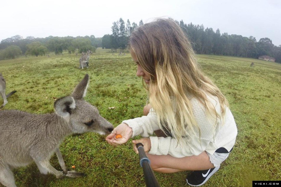 21岁克罗地亚女孩晒旅行照挣钱