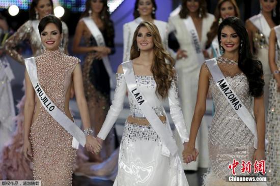 大赛前三名合影。