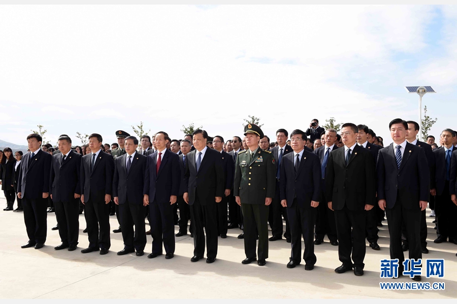 10月11日，中共中央政治局常委、中央书记处书记刘云山专程赶赴安州祭扫中国人民志愿军烈士陵园，向中国人民志愿军烈士敬献花篮并默哀。 新华社记者 饶爱民 摄