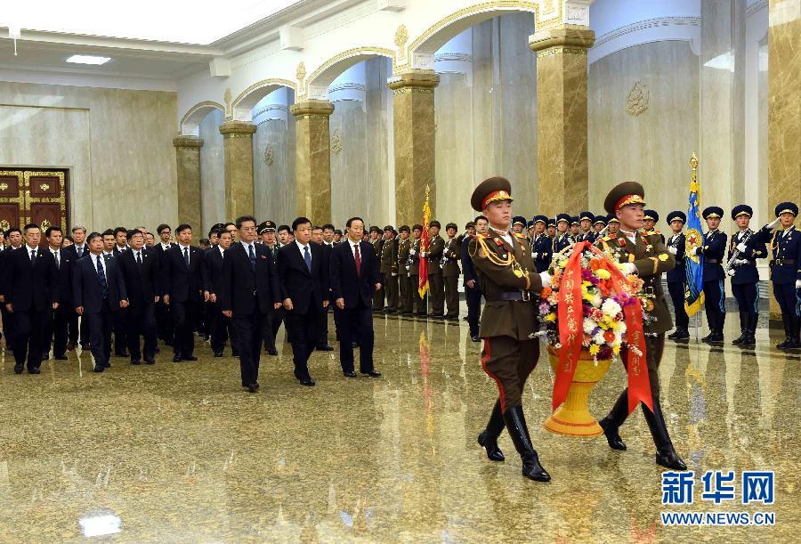 10月11日，中共中央政治局常委、中央书记处书记刘云山前往锦绣山太阳宫，向金日成主席和金正日总书记塑像敬献花篮。 新华社记者饶爱民摄