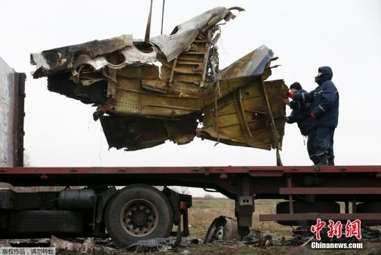 资料图：2014年11月16日，乌克兰顿涅茨克地区，坠毁MH17飞机事故现场成功搜寻到起落架的部分残骸，一大块机身残片等。