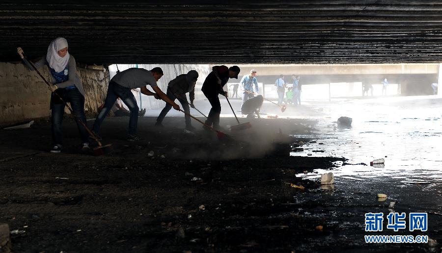 （XHDW）（2）叙利亚民众清扫城市引水渠