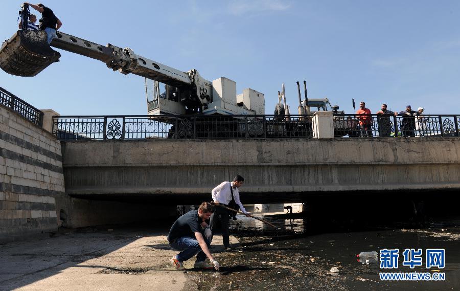 （国际）（1）叙利亚民众清扫城市引水渠