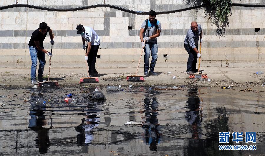 （国际）（2）叙利亚民众清扫城市引水渠