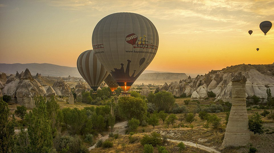 摄影师拍摄土耳其热气球升空飘浮的景象