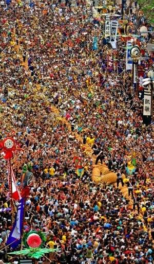 日本那霸传统拔河赛数十万人竞技绳长百米(图)