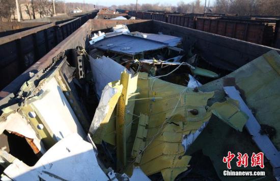 资料图：乌克兰顿涅茨克，MH17坠毁客机的残骸装上火车。图片来源：CFP视觉中国