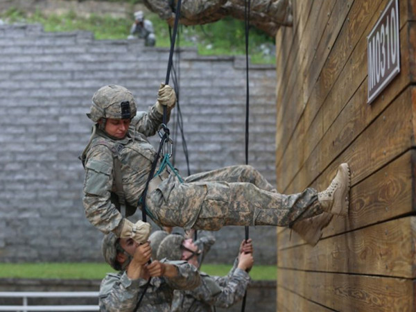 雅斯特尔在游骑兵学校的训练中