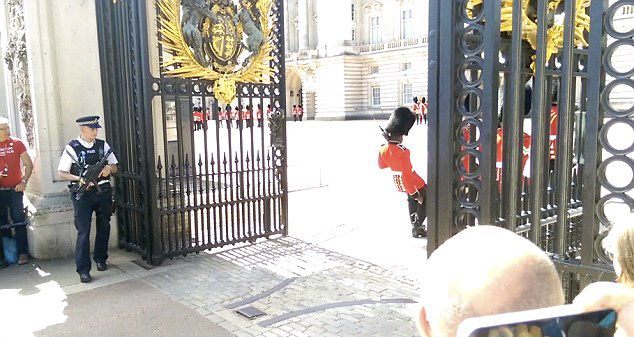 英白金汉宫卫兵换岗时摔倒被游客拍下