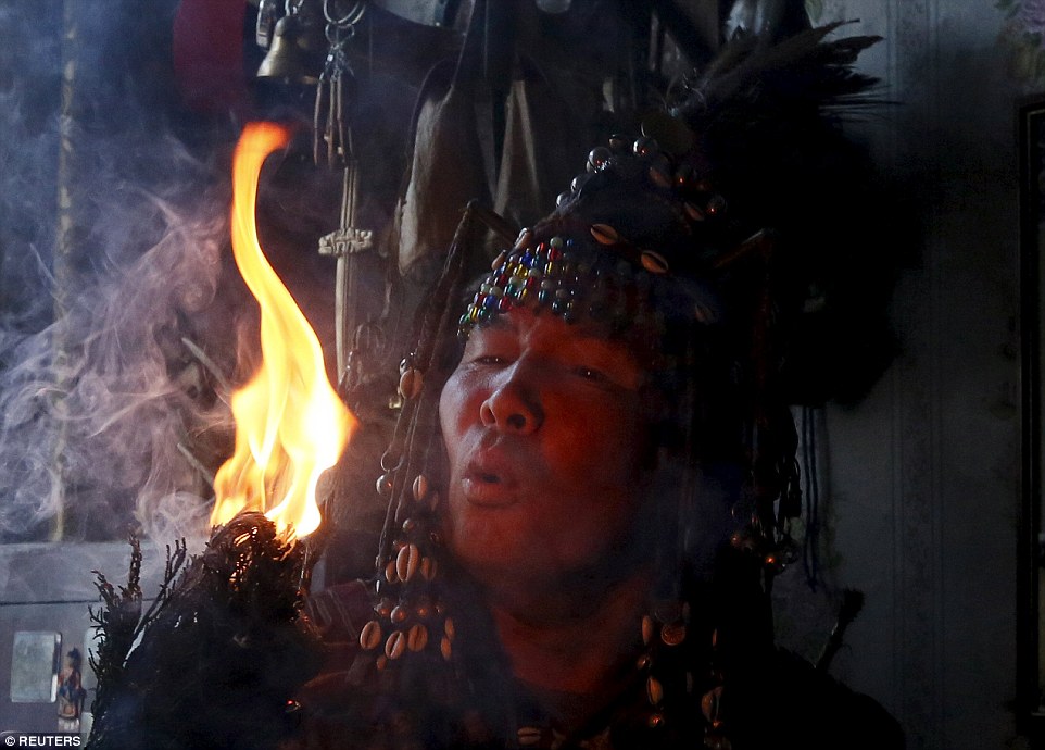 实拍俄罗斯萨满:用熊掌预知未来