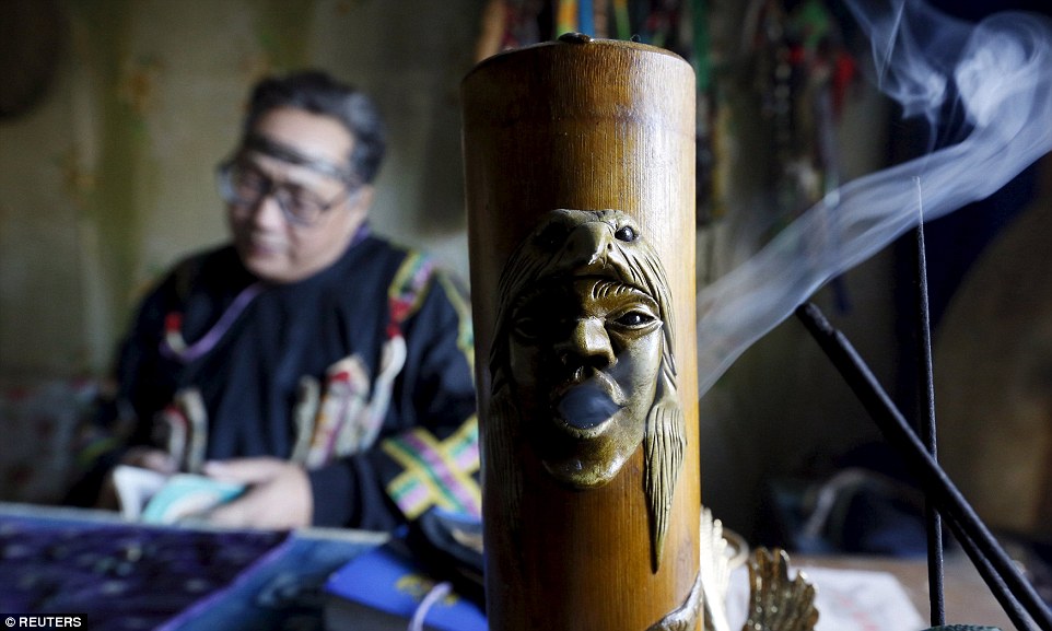 实拍俄罗斯萨满:用熊掌预知未来