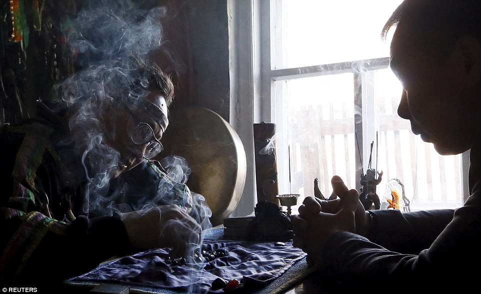 实拍俄罗斯萨满:用熊掌预知未来