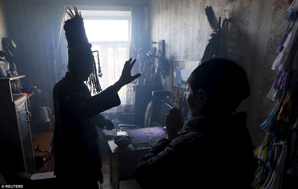 实拍俄罗斯萨满:用熊掌预知未来