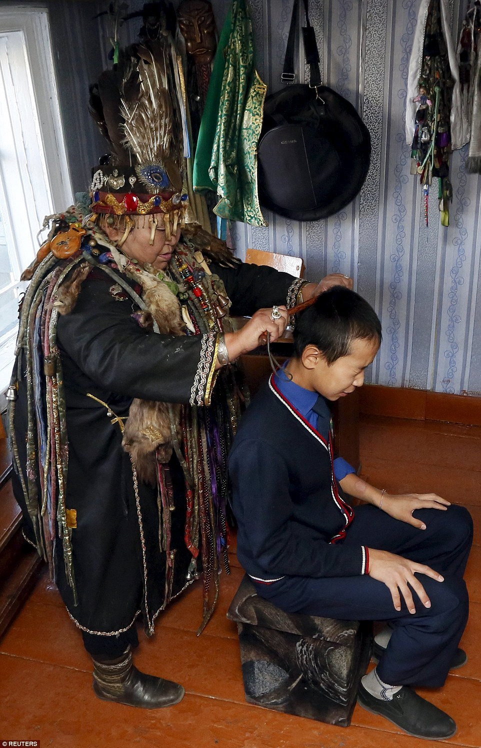 实拍俄罗斯萨满:用熊掌预知未来