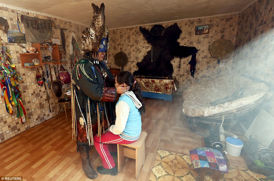 实拍俄罗斯萨满:用熊掌预知未来