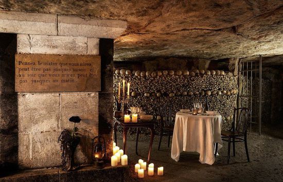 餐桌边全是密密麻麻的头盖骨，柱子上标语大意是&ldquo;清晨思索，也许我们未必能走到黑夜，而夜黑时，我们未必能再走到清晨。&rdquo;[!--empirenews.page--]