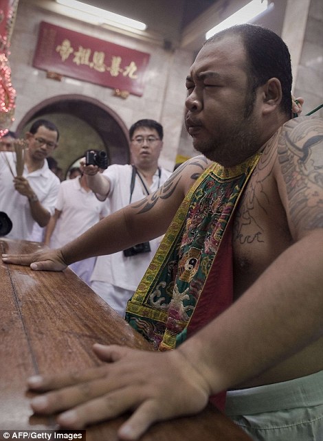 泰国素食节：数百男子刀枪穿脸