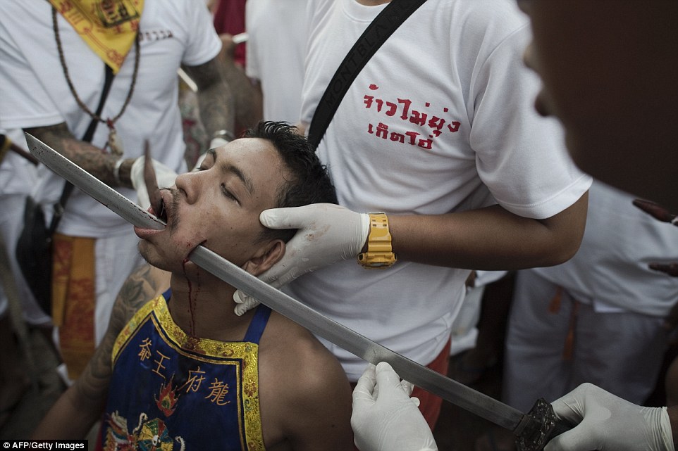 泰国素食节：数百男子刀枪穿脸