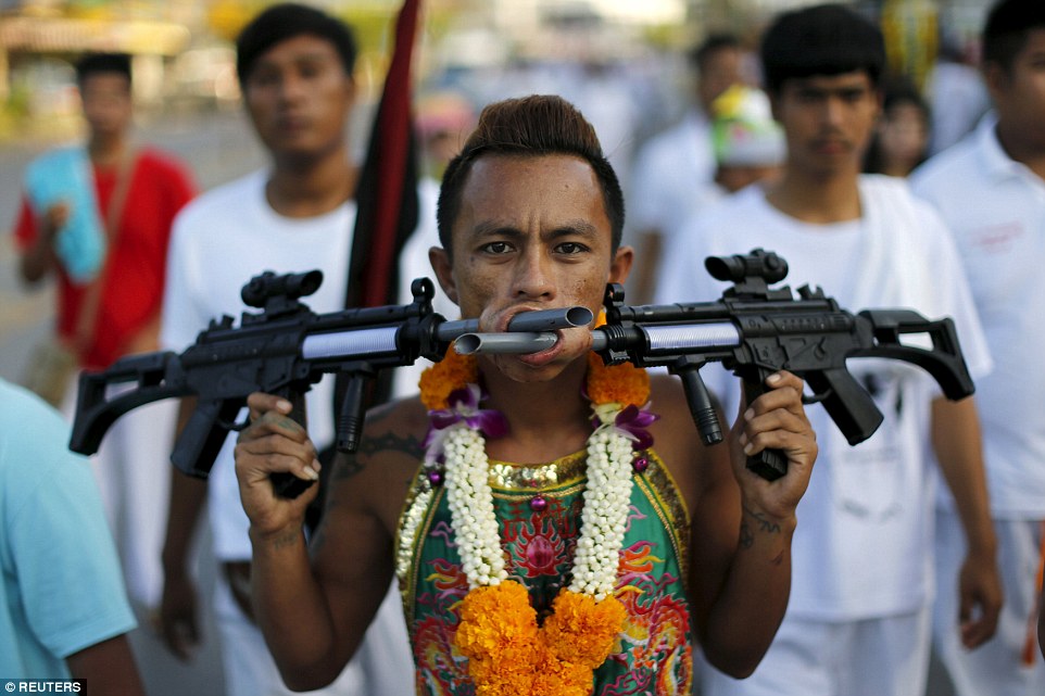 泰国素食节：数百男子刀枪穿脸