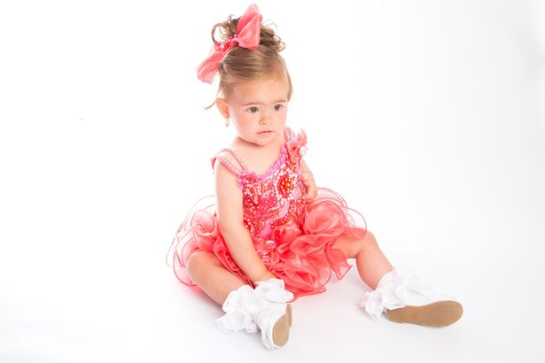 单亲母亲花20万把两岁女儿打扮成选美皇后