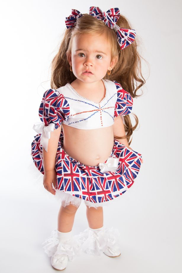 单亲母亲花20万把两岁女儿打扮成选美皇后