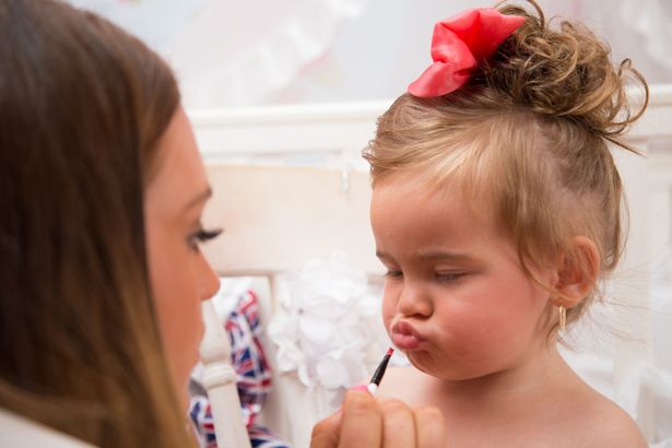 单亲母亲花20万把两岁女儿打扮成选美皇后