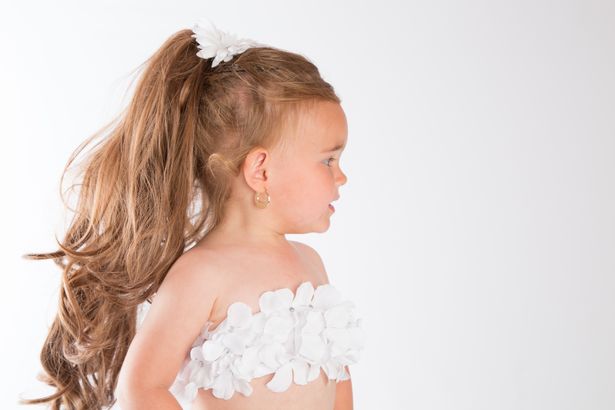 单亲母亲花20万把两岁女儿打扮成选美皇后