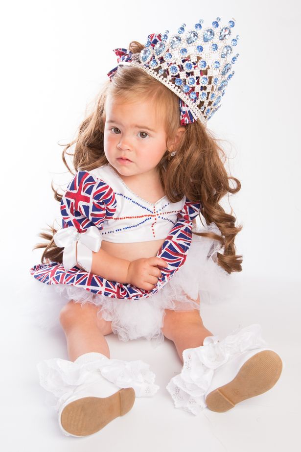 单亲母亲花20万把两岁女儿打扮成选美皇后