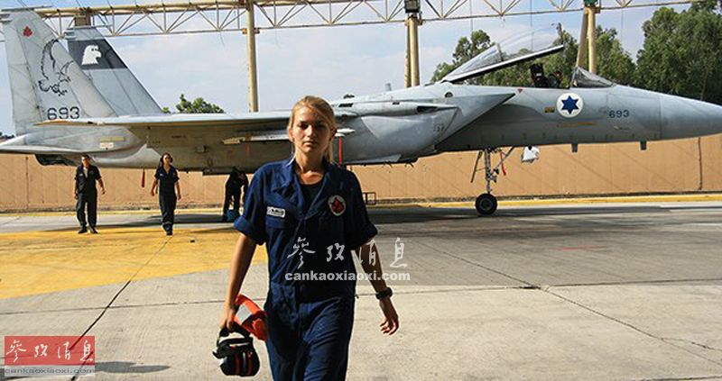 以色列漂亮女兵集体大走秀