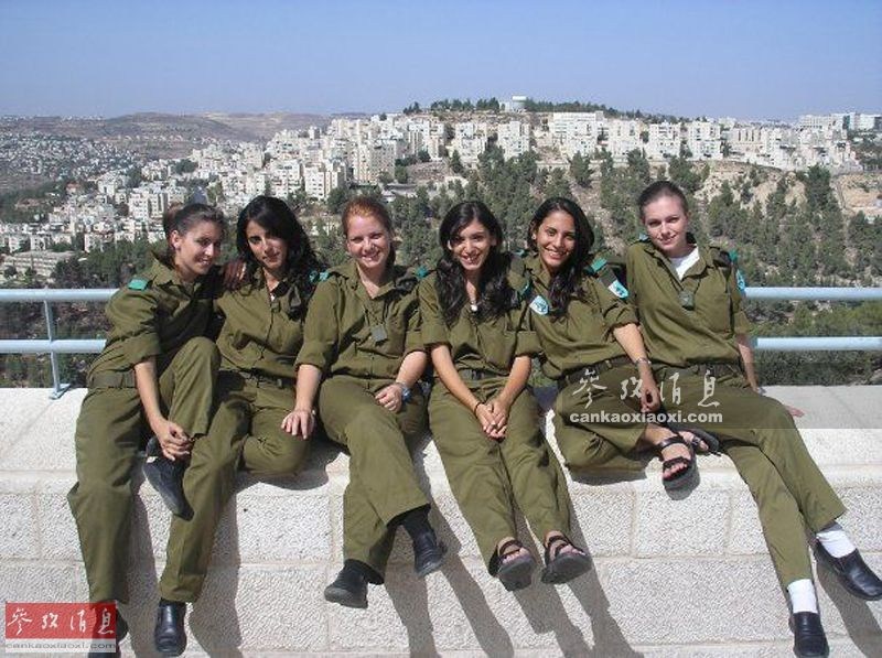 以色列漂亮女兵集体大走秀