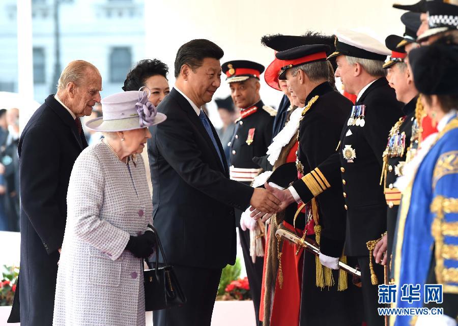 10月20日，对英国进行国事访问的国家主席习近平出席英国女王伊丽莎白二世在伦敦骑兵检阅场举行的隆重欢迎仪式。 新华社记者 饶爱民 摄