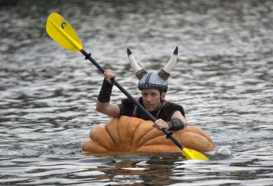 巨无霸南瓜快艇赛选手凹造型：&ldquo;牛魔王&rdquo;出没（图）