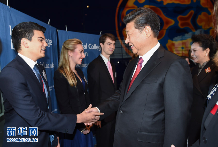 10月21日，国家主席习近平在伦敦参观帝国理工学院。 新华社记者谢环驰 摄