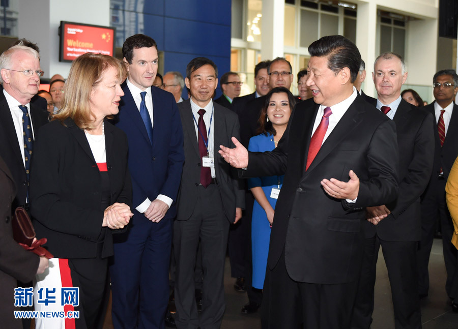 10月21日，国家主席习近平在伦敦参观帝国理工学院。这是习近平同该校员工亲切交谈。 新华社记者 谢环驰 摄